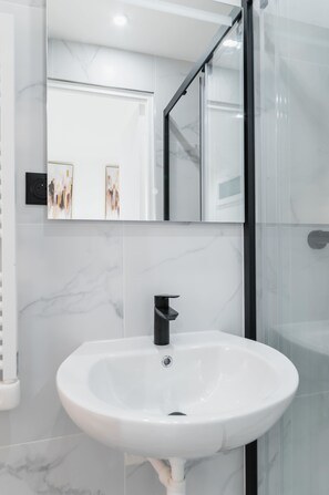 Shower, hair dryer, towels, shampoo
