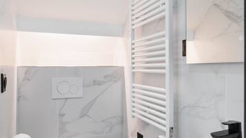 Shower, hair dryer, towels, shampoo