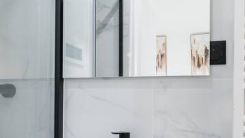 Suihku, hiustenkuivaaja, pyyhkeet