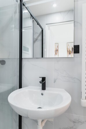 Dusj, hårføner og håndklær