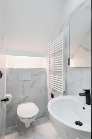 Douche, sèche-cheveux, serviettes fournies