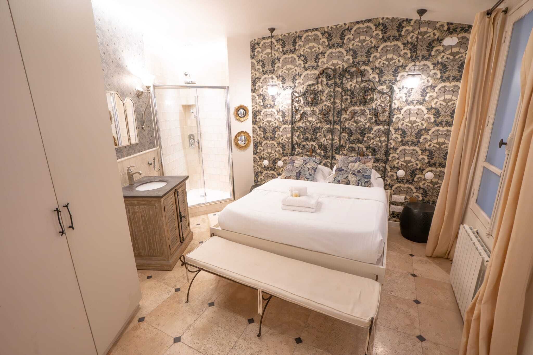 Douche, sèche-cheveux, serviettes fournies