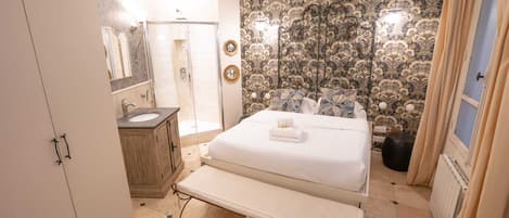 Douche, sèche-cheveux, serviettes fournies