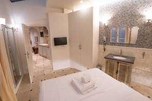 1 bedroom, desk, iron/ironing board, WiFi
