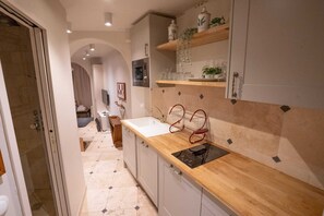 Kjøleskap, mikrobølgeovn, kokeplater og kaffetrakter/tekoker