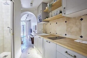 Fridge, microwave, stovetop, coffee/tea maker