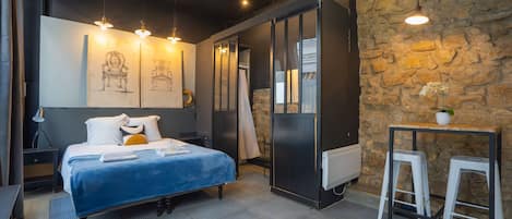 Iron/ironing board, WiFi, bed sheets