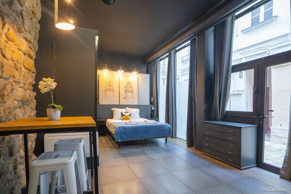 Iron/ironing board, WiFi, bed sheets