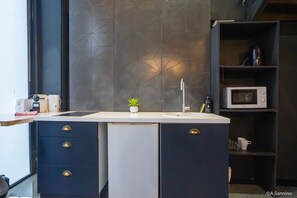 Kühlschrank, Mikrowelle, Herdplatte, Wasserkocher mit Kaffee-/Teezubehör