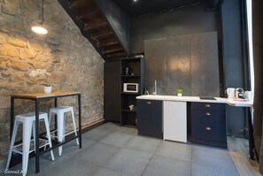 Fridge, microwave, stovetop, coffee/tea maker - Studio Paris 3 , proche des musées et commerces (Paris)