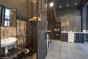 Shower, hair dryer, towels, shampoo - Studio Paris 3 , proche des musées et commerces (Paris)