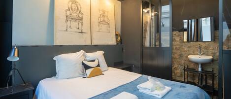 Iron/ironing board, WiFi, bed sheets