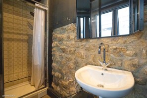 Shower, hair dryer, towels, shampoo - Studio Paris 3 , proche des musées et commerces (Paris)