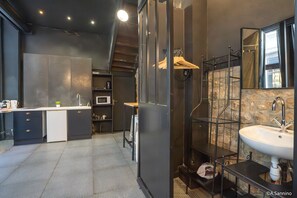 Dusche, Haartrockner, Handtücher, Shampoo