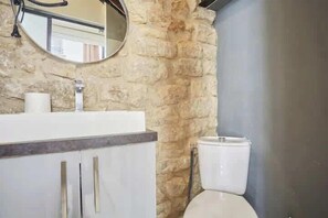 Dusche, Haartrockner, Handtücher, Shampoo