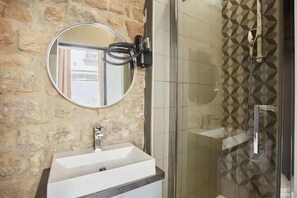 Dusj, hårføner, håndklær og sjampo