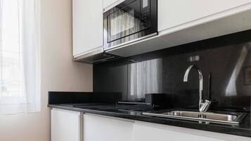 Refrigerador, microondas, parrilla de estufa y cafetera y tetera