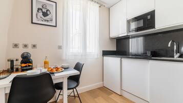 Refrigerador, microondas, parrilla de estufa y cafetera y tetera