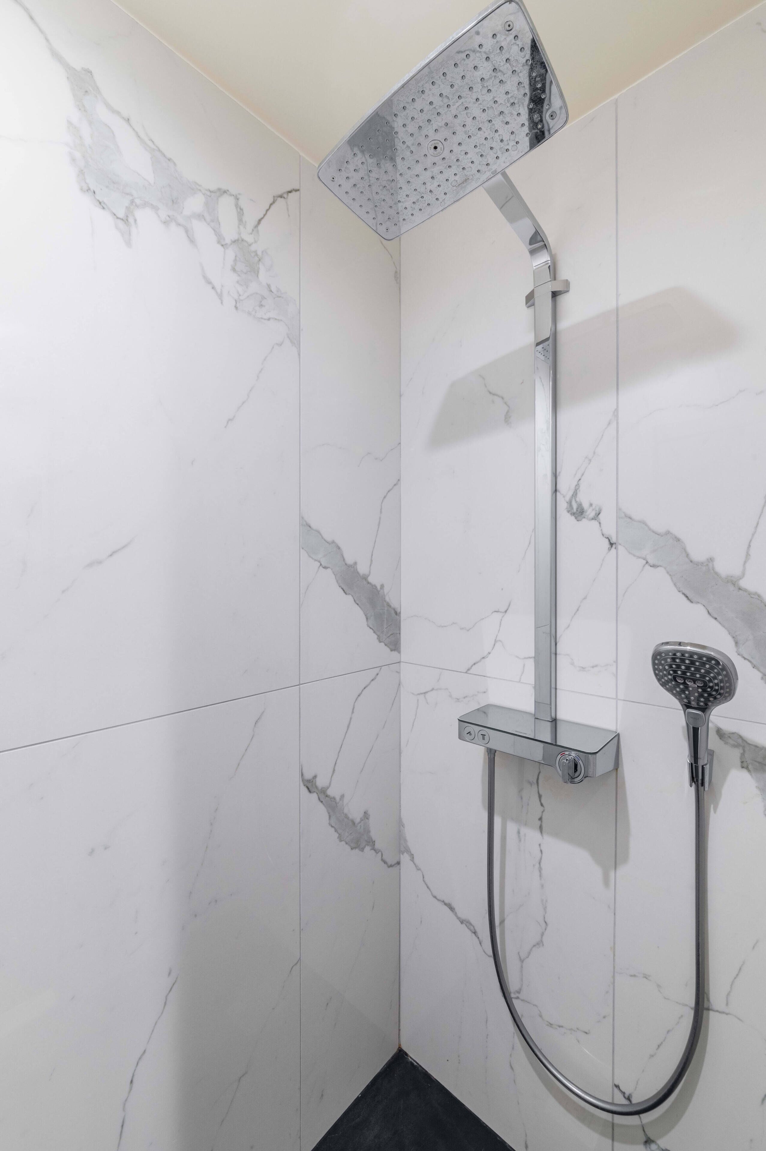 Suihku, hiustenkuivaaja, pyyhkeet