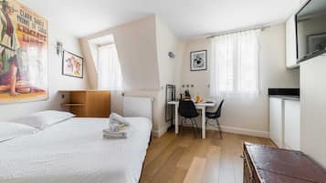 Tabla de planchar con plancha, wifi y ropa de cama