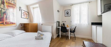 Een strijkplank/strijkijzer, wifi, beddengoed