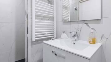 Shower, hair dryer, towels