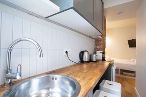 Kühlschrank, Mikrowelle, Herdplatte, Wasserkocher mit Kaffee-/Teezubehör