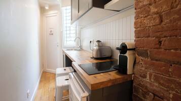 Réfrigérateur, micro-ondes, plaque de cuisson, cafetiÚre/bouilloire