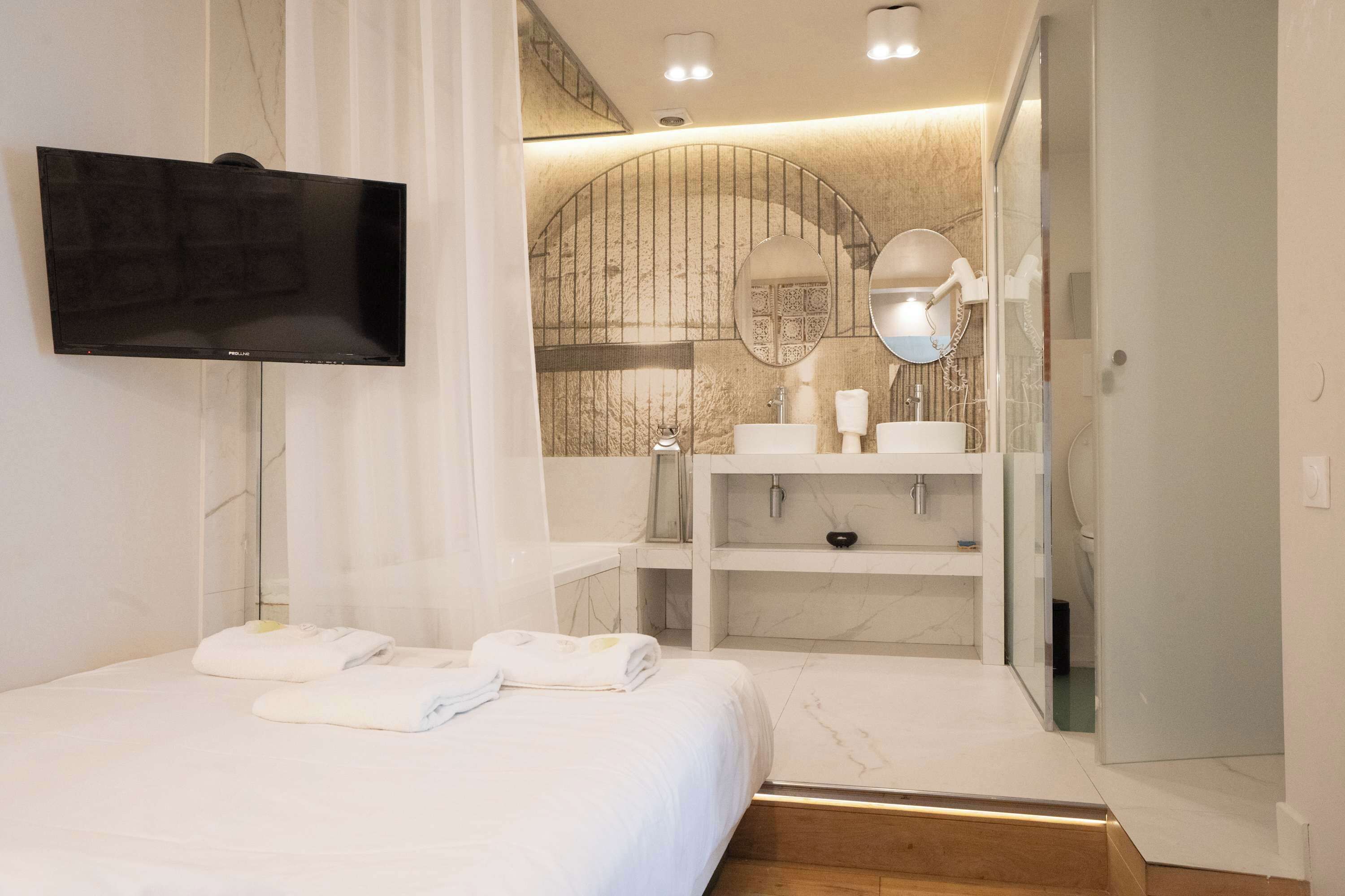 Iron/ironing board, WiFi, bed sheets