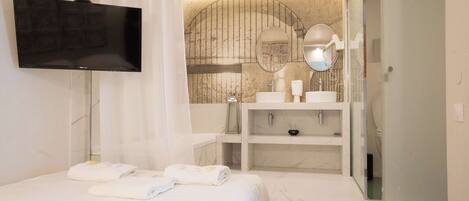 Iron/ironing board, WiFi, bed sheets