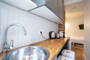 ثلاجة، ميكروويف، موقد طهي مسطح، ماكينة لصنع القهوة/الشاي