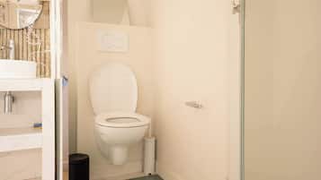 Douche, sèche-cheveux, serviettes fournies