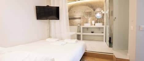 Iron/ironing board, WiFi, bed sheets