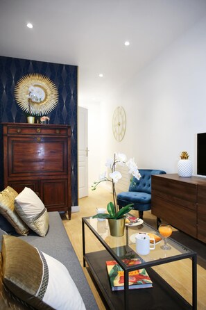 Unclassified image, 5 of 16, button