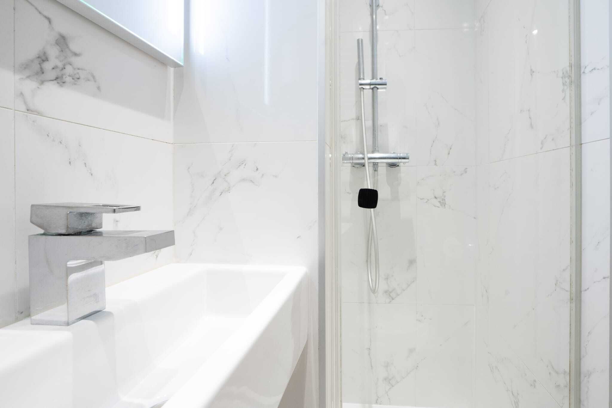 Douche, sèche-cheveux, serviettes fournies, shampoing