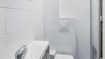 Douche, articles de toilette gratuits, sĂšche-cheveux