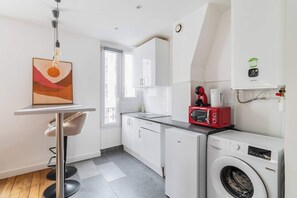 Kühlschrank, Mikrowelle, Herdplatte, Wasserkocher mit Kaffee-/Teezubehör