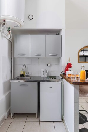 Wasserkocher mit Kaffee-/Teezubehör, Kühlschrank, Mikrowelle, Herdplatte