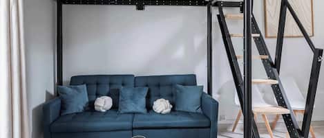 Tabla de planchar con plancha, wifi y ropa de cama