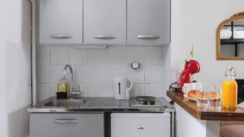 Fridge, microwave, stovetop, coffee/tea maker