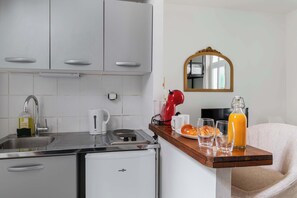 Coffee/tea maker, fridge, microwave, stovetop