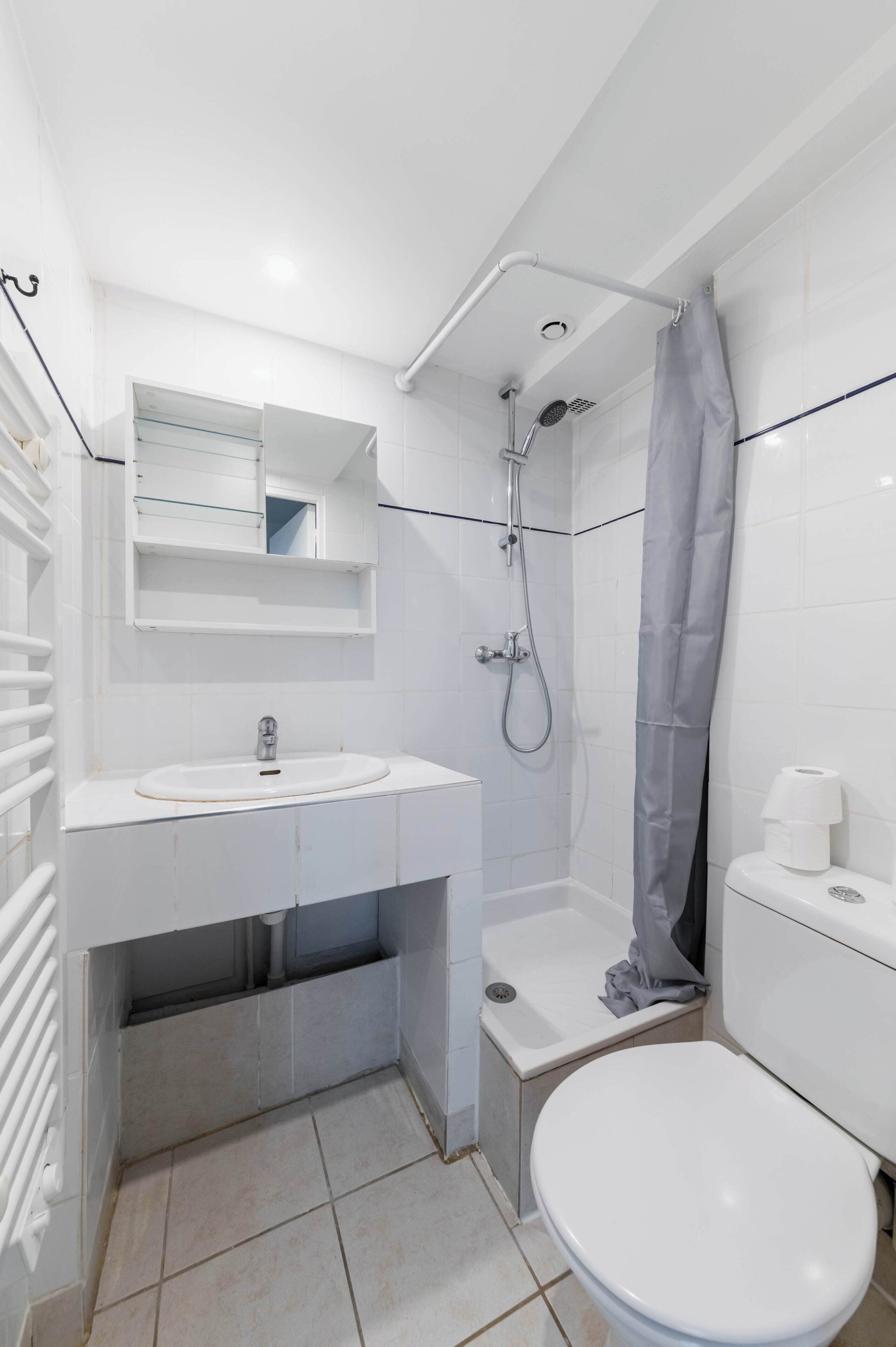 Een douche, een haardroger, handdoeken, shampoo