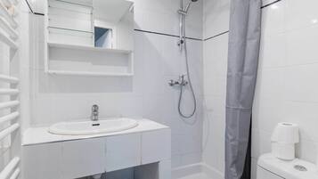 Een douche, een haardroger, handdoeken, shampoo