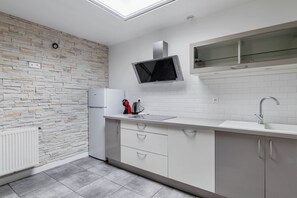 Kjøleskap, mikrobølgeovn, kokeplater og kaffetrakter/tekoker