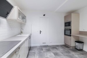 Réfrigérateur, micro-ondes, plaque de cuisson, cafetière/bouilloire