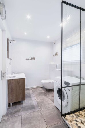 Dusch, hårtork och handdukar