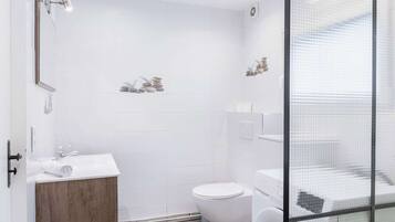 Douche, sĂšche-cheveux, serviettes fournies