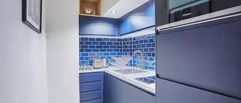 Kühlschrank, Mikrowelle, Herdplatte, Wasserkocher mit Kaffee-/Teezubehör