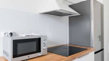 Réfrigérateur, micro-ondes, plaque de cuisson, lave-vaisselle