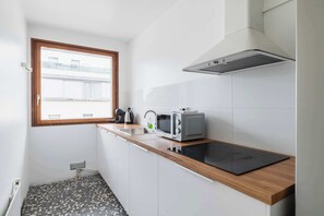 Réfrigérateur, micro-ondes, plaque de cuisson, lave-vaisselle